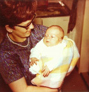 1969 Joerg mit Mama