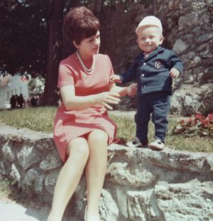 1970 Joerg mit Mama